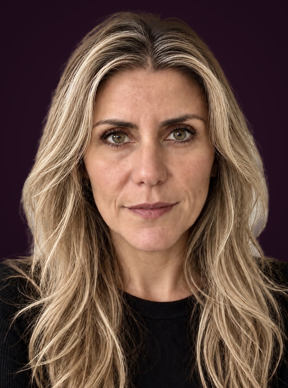 Portrait of Filipa Faustino on a dark purple background