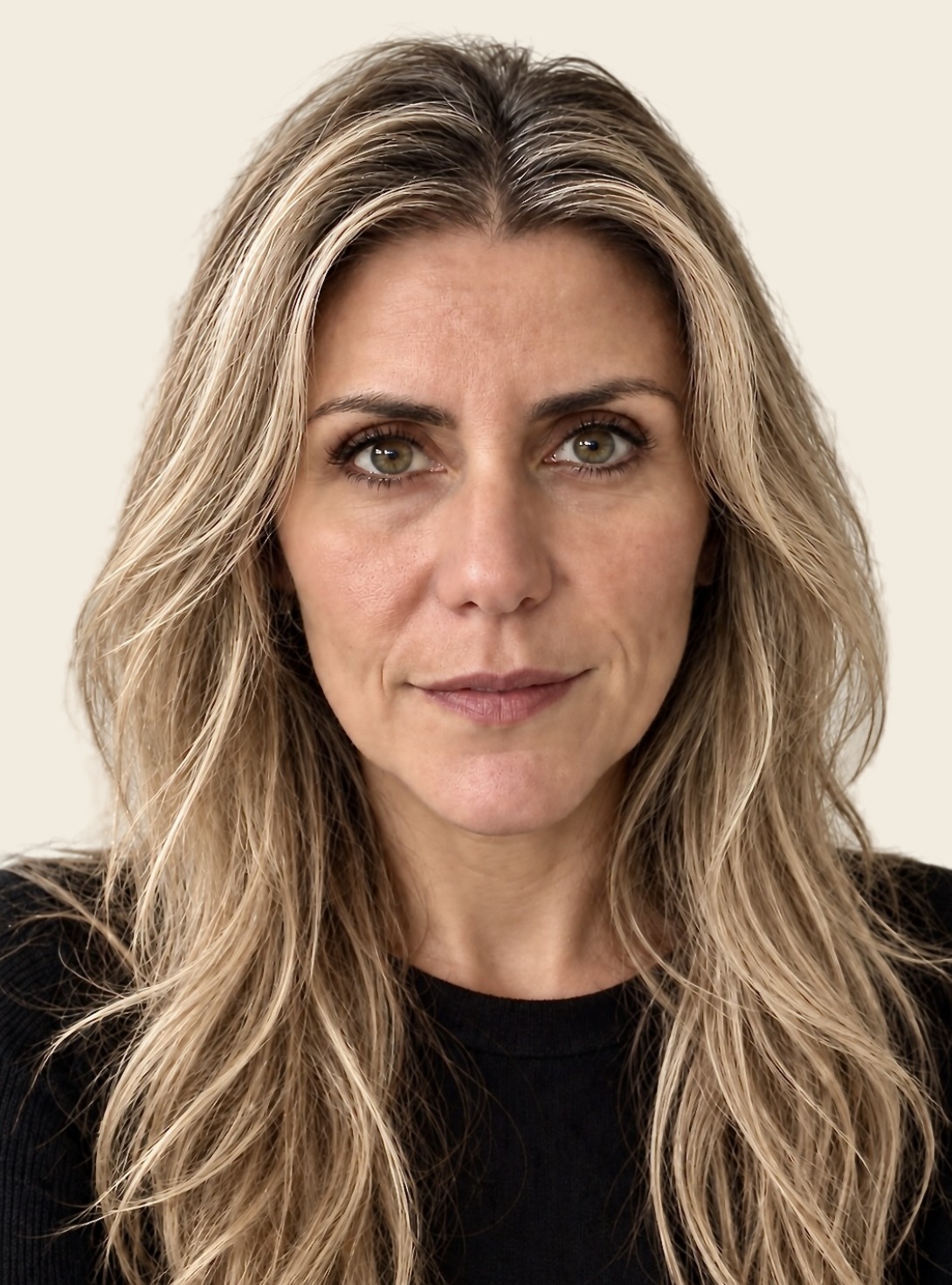Portrait of Filipa Faustino on a light ivory background